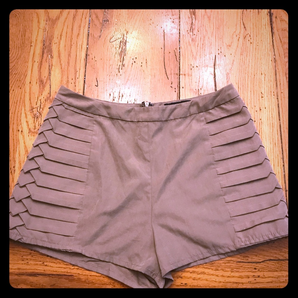 Lo🤍 Posh taupeish shorts with detail size medium